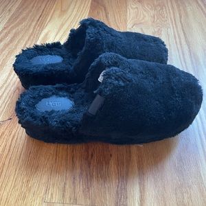 Black fuzzy Ugg clogs
